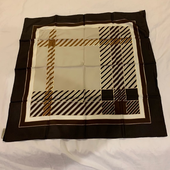 Burbery Brown And Cream Scarves. - Picture 5 of 6